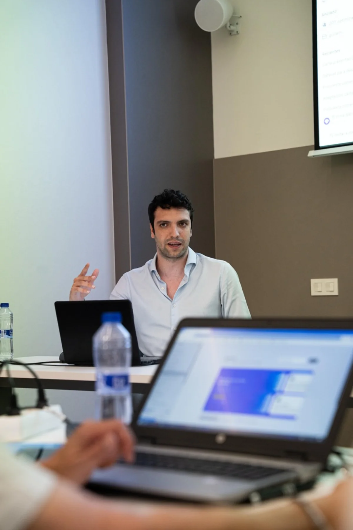 Guillem Pedrerol explicando un caso práctico de inteligencia artificial durante una formación