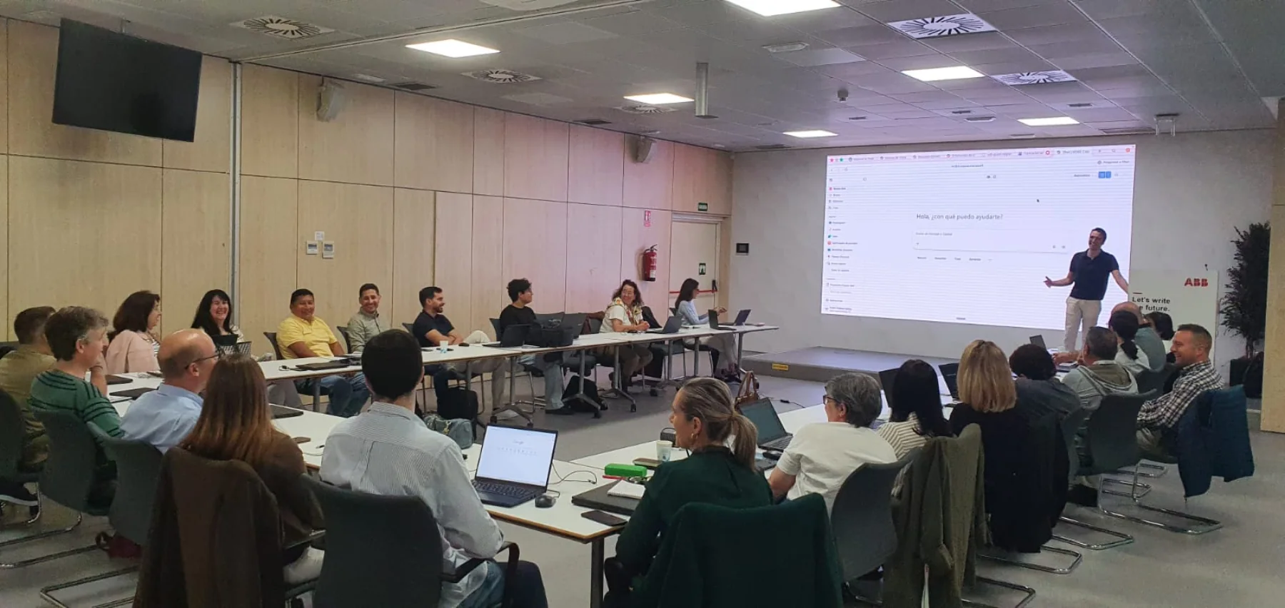 Guillem Pedrerol impartiendo una formación aplicada al equipo de ABB
