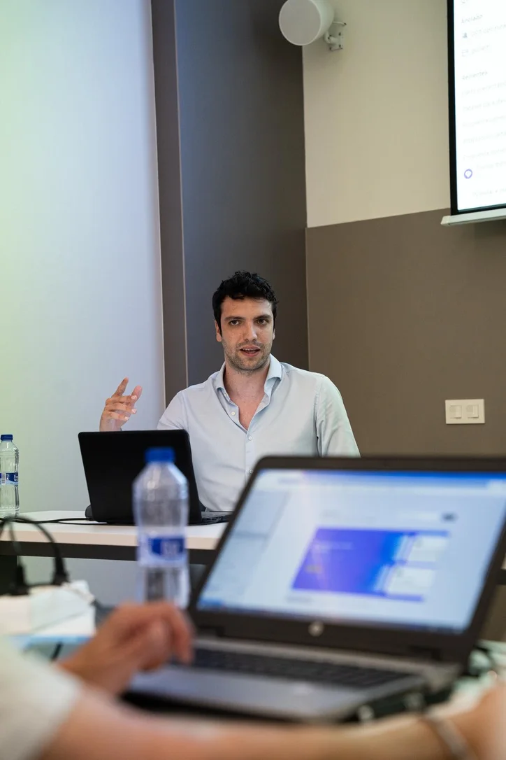 Guillem Pedrerol trabajando un caso real de inteligencia artificial durante una formación en Himexfil